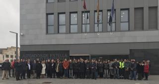 El presidente del Tribunal Superior acude al acto en memoria de los dos hijos de un funcionario fallecidos en el accidente del día 17 en Estella